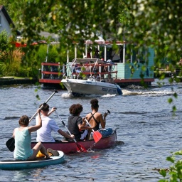 Kanus, Motorboote und Flöße im Sommer auf der Müggelspree. 