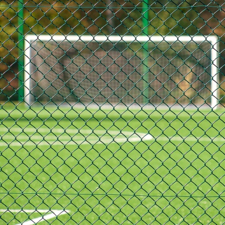 Blick auf einen leeren Fußballplatz