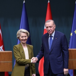 Der türkische Präsident Recep Tayyip Erdogan , schüttelt die Hand der Präsidentin der Europäischen Kommission Ursula von der Leyen am Ende einer gemeinsamen Pressekonferenz nach ihrem Treffen.