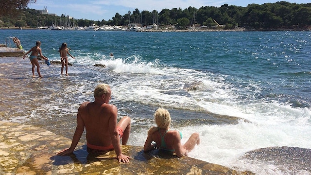 Nur wenige Urlauber liegen an der kroatischen Adriaküste am Strand