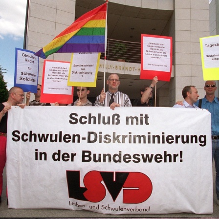 Mitglieder des Lesben- und Schwulenverbandes (LSVD) protestieren am 30. Juli 1999 vor der SPD-Parteizentrale in Berlin gegen die Diskriminierung von Homosexuellen in der Bundeswehr