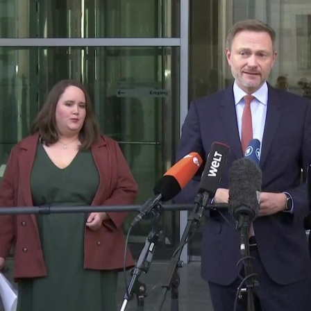 v-l.n.r. Grünen-Chefin Ricarada Lang, Bundesfinanzminister Christian Lindner und SPD-Chef Lars Klingbeil bei einem Pressestatement