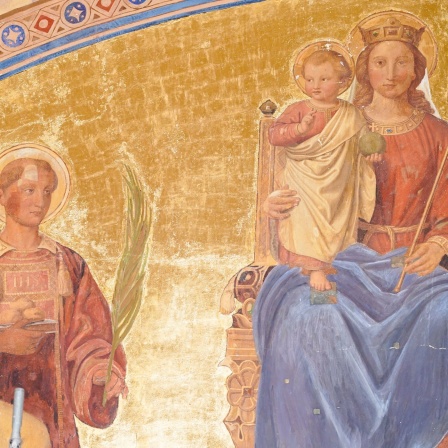 Der Heilige Bernhard von Clairvaux (l-r), der Heilige Erzmärtyrer Stephanus und die Heilige Jungfrau Maria mit Kind sind auf dem Fresko von Johann Baptist Schraudolph am Haupteingang des Speyerer Doms abgebildet.