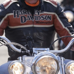 Mann sitzt auf einer Harley Davidson. 