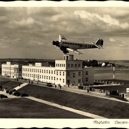 Dresden Nord Klotzsche, Flugzeug D-AJAN über dem Flughafen