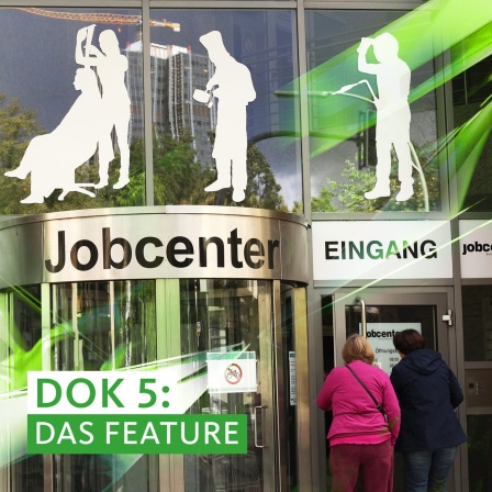 Das Beitragsbild des Dok5 "Sanktioniert" zeigt den Eingang des Jobcenter der Agentur für Arbeit im Stadtteil Steglitz.