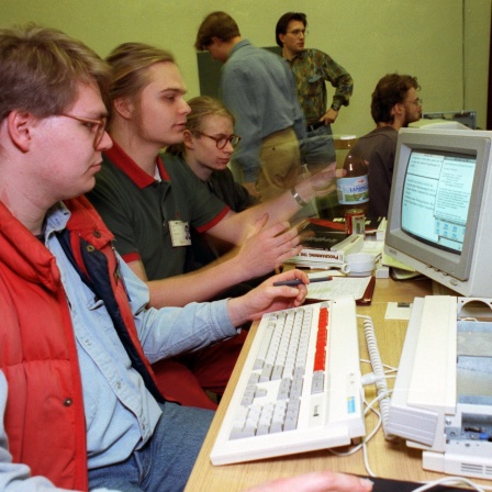 Rund 400 "Computer-Experten" aus Deutschland, den Niederlanden, der Schweiz und Italien trafen sich am 29. Dezember 1991 in Hamburg auf einem Kongreß zum zehnjährigen Jubiläum des Chaos Computer Clubs (CCC).