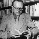 Der deutsche Schriftsteller Günter Eich blättert in einem Buch (Archivfoto vom 1953)_foto: dpa