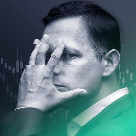 Peter Thiel hält sich eine Hand halb vor sein Gesicht