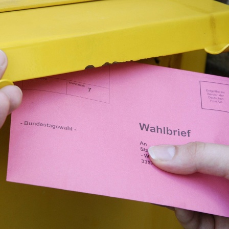 Ab in den Briefkasten: Umschlag für die Bundestagswahl