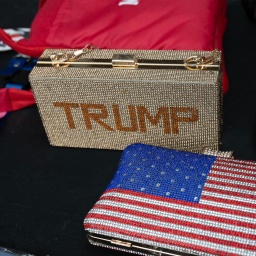 Mit glitzerndem TRUMP verzierte Handtaschen zum Verkauf an einem Stand bei einer Trump-Kundgebung in Georgia, 2024.