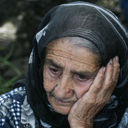 Elena Gardashyan, 97, die älteste Einwohnerin von Kirants in der armenischen Provinz Tawusch. Sie hat eine Hand auf ihre Wange gelegt, trägt ein Kopftuch und schaut resigniert schräg auf den Boden.