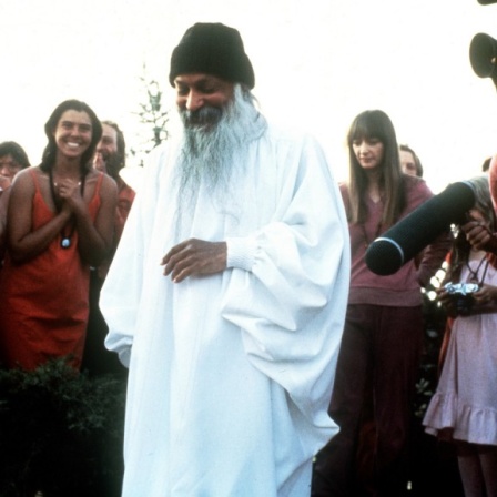 Der indische Guru und Sektenführer Shree Rajneesh Bhagwan (1931-1990) mit seinen Anhängern.