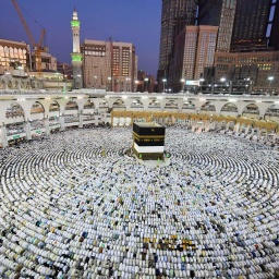 Muslimische Pilger beten während der Hadsch am Heiligtum Kaaba in der großen Moschee in Mekka