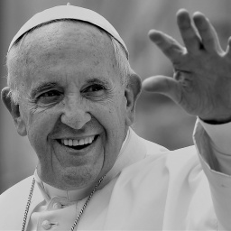 Das Schwarzweißfoto zeigt Papst Franziskus I. am 11.05.2016 bei der wöchentlichen Generalaudienz auf dem Petersplatz, er winkt und lächelt