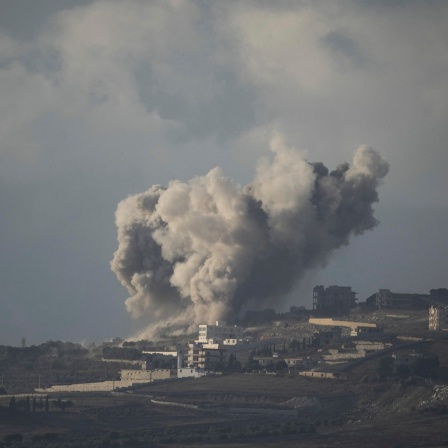 Rauch steigt nach israelischem Bombardement im Südlibanon auf, gesehen von Nordisrael aus.