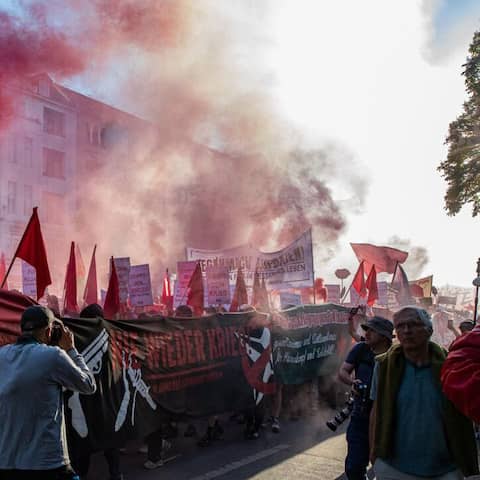Pyrotechnik wird gezündet bei der "Revolutionären 1. Mai Demonstration" in Berlin (Bild: picture alliance/Sipa USA/PRESSCOV)