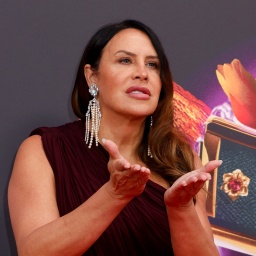Karla Sofía Gascón gestikuliert mit offnen Handflächen beim BFI London Film Festival 2024.