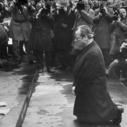 Bundeskanzler Willy Brandts Kniefall am Ehrenmal für die Toten des Warschauer Ghettos am 7. Dezember 1970