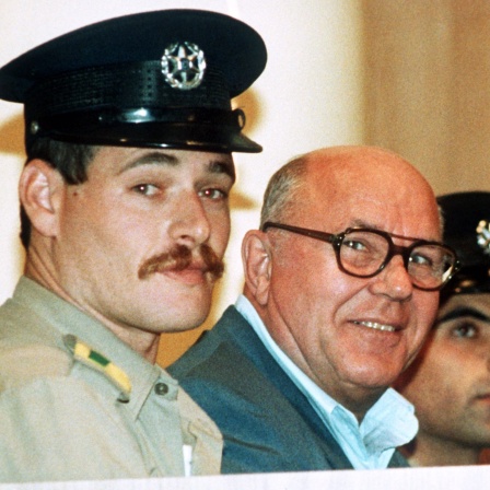 Während des Prozesses am 26. Oktober 1987 bestritt Demjanjuk (M), mit dem berüchtigten KZ-Wärter &#034;Iwan der Schreckliche&#034; identisch zu sein.