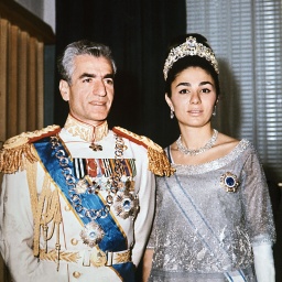 Der damalige Schah Mohammed Reza Pahlavi in Galauniform mit seiner Frau Kaiserin Farah Diba.