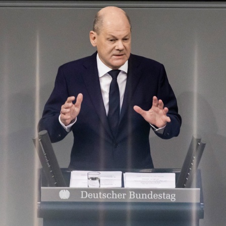 Bundeskanzler Olaf Scholz (SPD) gibt im Plenum des Deutschen Bundestages eine Regierungserklärung ab. 