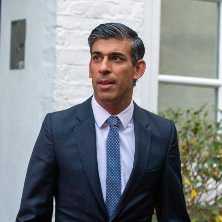 Rishi Sunak, ehemaliger Finanzminister von Großbritannien, steht vor seinem Haus in London.