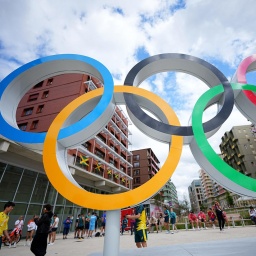 Blick auf Olympischen Ringe im Olympischen Dorf der Athleten in Paris. 