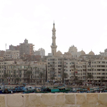 Wohnhäuser und Minarett an der Corniche in Alexandria