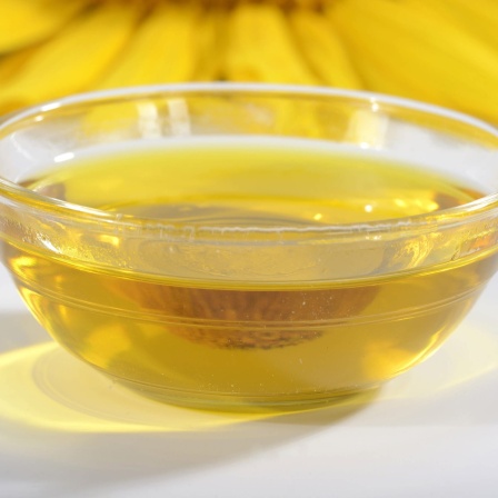 Aus billigem Sonnenblumenöl lässt sich mithilfe von Spinatextrakt, Wasabi-Paste und Pfeffer eine Olivenöl-Kopie herstellen