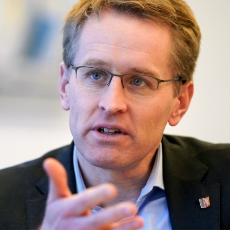 Daniel Günther (CDU), Ministerpräsident von Schleswig-Holsteins, spricht während des Jahresendinterviews in seinem Büro in der Staatskanzlei.