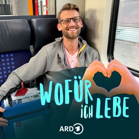 Philipp Ripkens transportiert als On-Board-Kurier Stammzellen zu Leukämie-Patient:innen auf der ganzen Welt. Darüber das Logo der Serie: Zwei Hände formen ein Herz, in dessen Mittelpunkt der Schriftzug "Wofür ich lebe" steht.