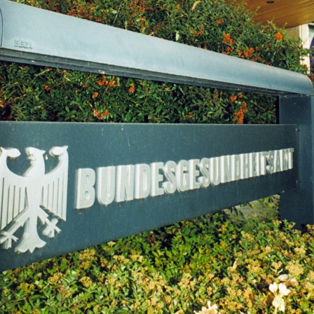 Haupteingang des Bundesgesundheitsamtes (BGA) im Bezirk Zehlendorf in Berlin am 07.10.1993
