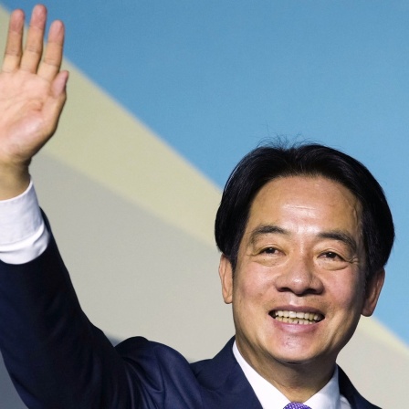 William Lai, Präsidentschaftskandidat der in Taiwan regierenden Demokratischen Fortschrittspartei (DPP), winkt bei der Verkündung seines Sieges bei den Präsidentschaftswahlen während einer Pressekonferenz. 