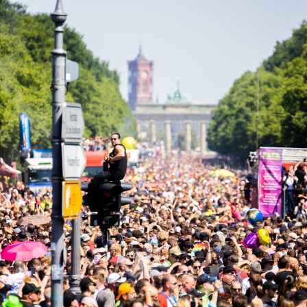 Feiernde beim "Rave the Planet" in Berlin. (Quelle: Picture Alliance)