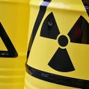 Gelbe Fässer mit aufgedrucktem Atom-Warnzeichen