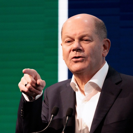 Bundeskanzler Olaf Scholz, SPD, spricht am Tag nach dem Aus der Ampelregierung