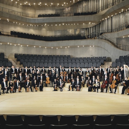 Das NDR Elbphilharmonie Orchester auf der Bühne der Elbphilharmonie in Hamburg.