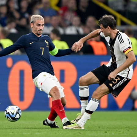 Archivbild: Frankreichs Antoine Griezmann (l) und Deutschlands Thomas Müller kämpfen beim Fußball-Länderspiel um den Ball (Bild: picture alliance/dpa/Federico Gambarini)