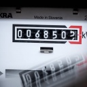 Ein Stromzähler zeigt in einem Mietshaus die verbrauchten Kilowattstunden an.