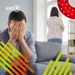 Ein Pärchen sitzt im Wohnzimmer und dreht sich traurig den Rücken zu.