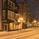 Eine beleuchtete Straße in Solingen ist verschneit
