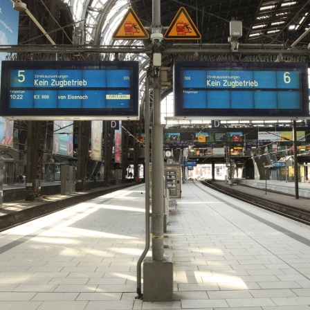 Menschenleere Bahnsteige am Hauptbahnhof Hamburg an einem bundesweiten Streiktag im Verkehrs- und Infrastrukturbereich.