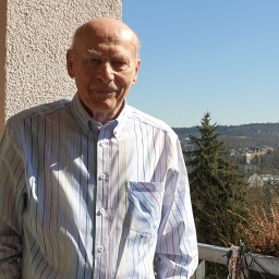 Wolfgang Neupert steht auf dem Balkon