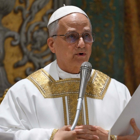 Der neu gewählte Papst Leo XIV. konzelebriert die Messe mit dem Kardinalskollegium in der Sixtinischen Kapelle im Vatikan am Tag nach seiner Wahl. 