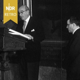 Kultursenator Hans Harder Biermann-Ratjen und Peter Weiss bei der Verleihung des Lessing-Preises.