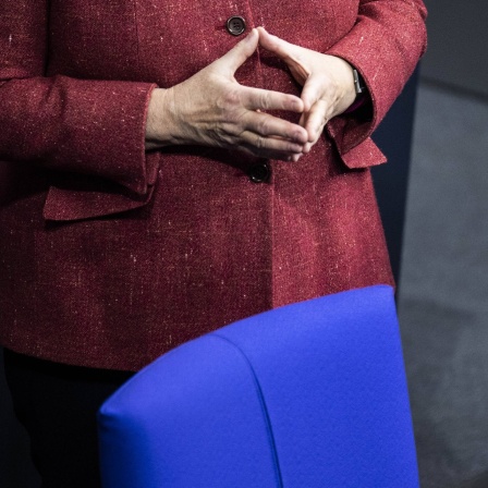 Angela Merkel hält ihr Hände zur Raute
