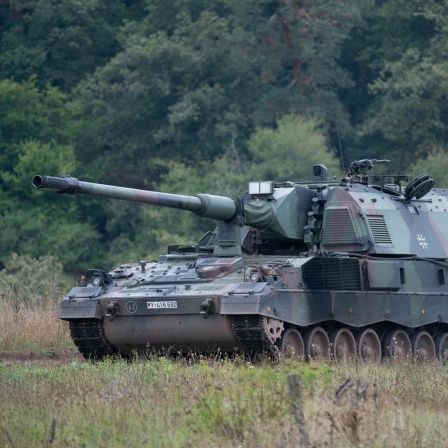 Eine Panzerhaubitze 2000 der Bundeswehr fährt durch ein Übungsgelände.