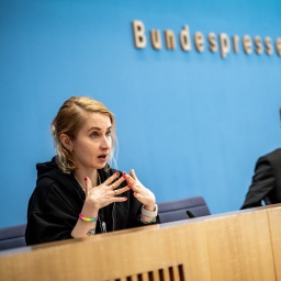 Journalistin Margarete Stokowski und Gesundheitsminister Karl Lauterbach