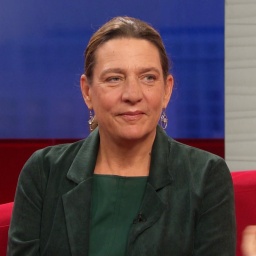 Sonia Kleindorfer auf dem roten Sofa.